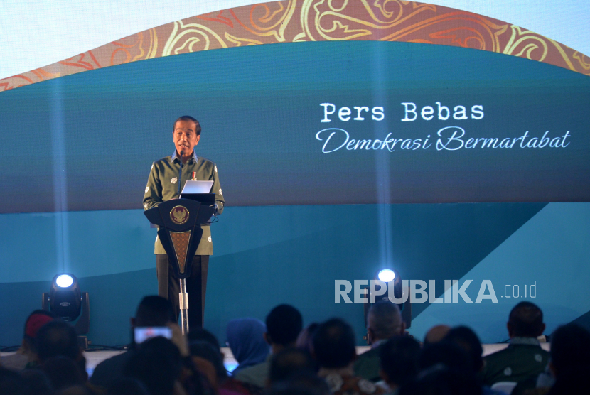 Presiden Joko Widodo menyampaikan sambutan saat Puncak Peringatan Hari Pers Nasional (HPN) 2023 di Medan, Sumatera Utara, Kamis (9/2/2023). Pemerintah sedang menyiapkan rancangan Peraturan Presiden atau Perpres guna membantu media massa menghadapi gencatan platform digital asing.