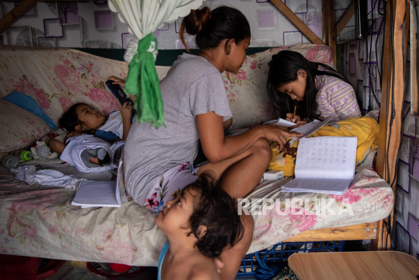 Sejumlah siswa mengerjakan modul pembelajaran di rumah mereka di Manila, Filipina. REUTERS / Eloisa Lopez 