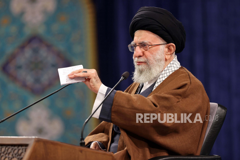 Pemimpin Tertinggi Ayatollah Ali Khamenei, menuding Barat berada di balik unjuk rasa yang berujung tewasnya sejumlah warga.