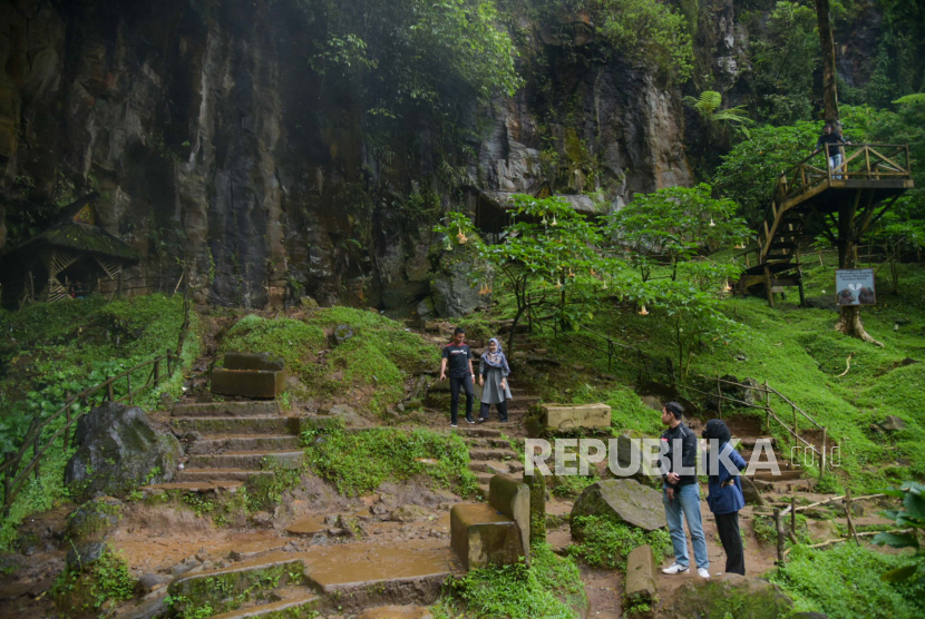 Sejumlah pengunjung menikmati suasana alam di lokasi wisata Air Terjun Sikulikap, Desa Doulo, Karo, Sumatera Utara, Minggu (18/12/2022). Objek wisata yang dikelola secara swadaya oleh warga desa setempat itu menawarkan pemandangan air terjun setinggi 30 meter dengan panorama  utan Kawasan Ekosistem Leuser (KEL) Taman Nasional Gunung Leuser. 