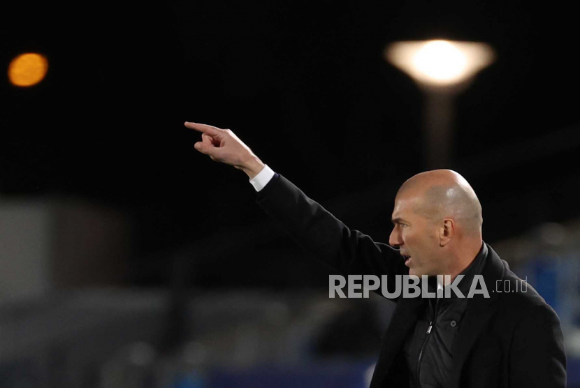 Reaksi pelatih kepala Real Madrid Zinedine Zidane dalam pertandingan leg kedua babak 16 besar Liga Champions UEFA antara Real Madrid dan Atalanta yang diadakan di stadion Alfredo Di Stefano, di Madrid, Spanyol tengah, 16 Maret 2021.