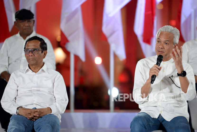 Bakal calon presiden Ganjar Pranowo menjawab pertanyaan simpatisan didampingi Bakal calon wakil presiden Mahfud MD saat acara deklarasi dukungan di Gedung Arsip Nasional,Jakarta, Rabu (18/10/2023). Dalam deklarasi tersebut pasangan Ganjar Pranowo dan Mahfud MD yang akan maju pada Pilpres 2024 menemui para pemuda tokoh milenial hingga generasi Z sebagai bentuk komitmen dalam mendukung anak-anak muda di masa depan. 