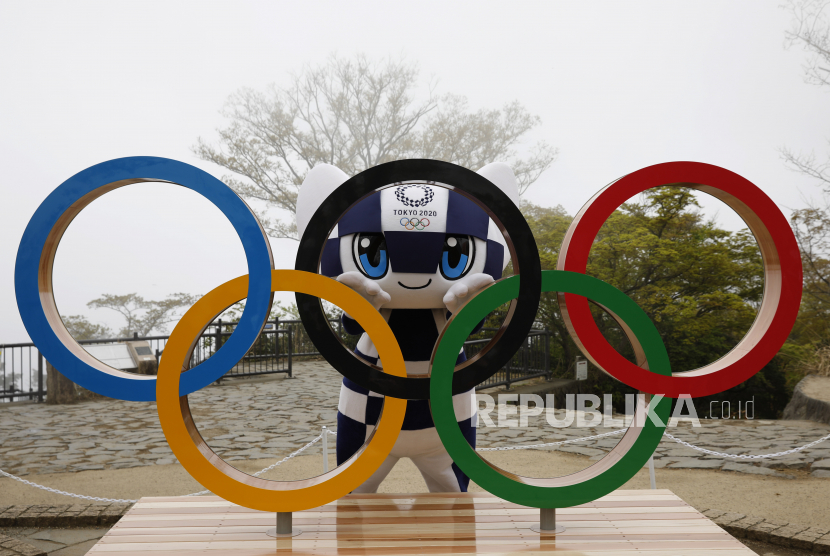 Maskot Olimpiade Tokyo 2020 Miraitowa berpose dengan tampilan simbol Olimpiade di Gn. Takao di Hachioji, Jepang, Mei 2021. 