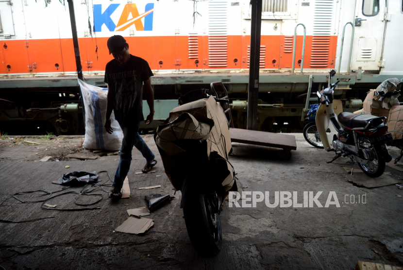 Pekerja mengepak motor yang akan dikirim ke luar kota di Jalan Bungur Besar Raya, Senen, Jakarta Pusat, Kamis (13/4/2023).