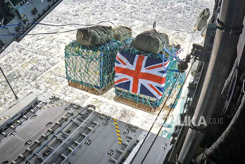 Foto selebaran yang disediakan oleh Kementerian Pertahanan Inggris (MOD) menunjukkan bantuan kemanusiaan dijatuhkan dari udara di Gaza dari pesawat A400M Angkatan Udara Kerajaan (RAF), (25/3/2024). 