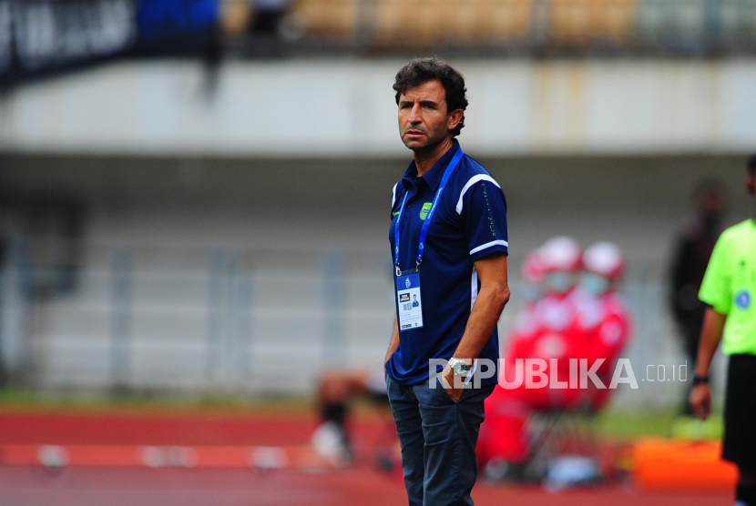 Aksi pelatih Persib Bandung Luis Milla 