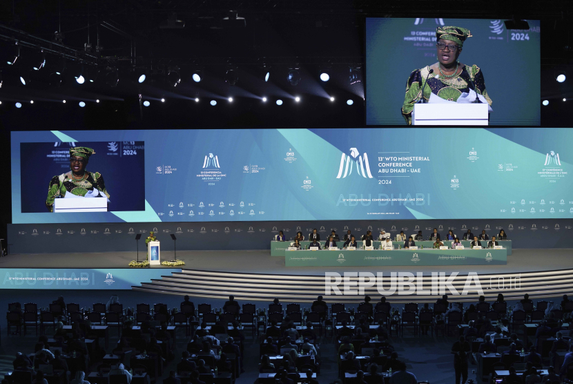 Dirjen WTO Ngozi Okonjo-Iweala berbicara di pertemuan WTO, di Dhabi, UEA, Senin (26/2/2024). 