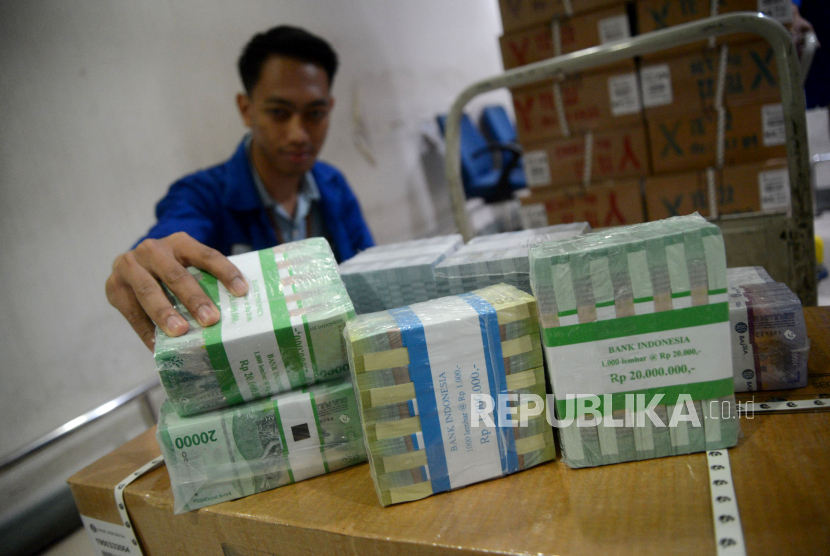 Pegawai menghitung uang tunai di Cash Pooling Bank Mandiri, Jakarta, Kamis (13/4/2023). 
