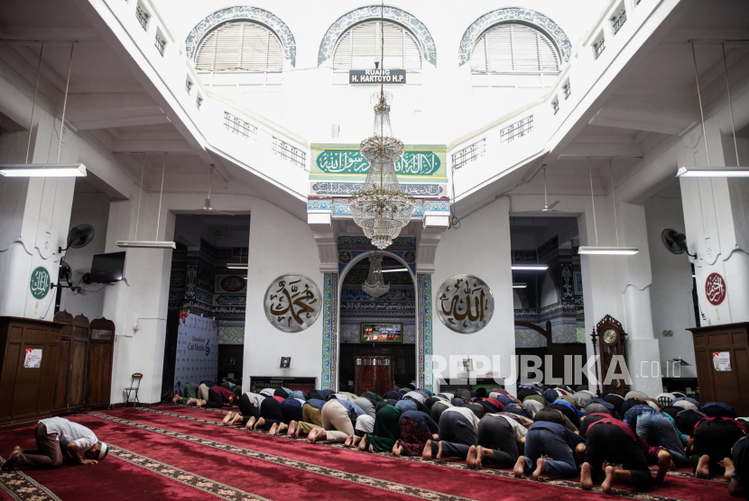 Mengapa Imam Shalat Zuhur dan Ashar tak Mengeraskan Suara?