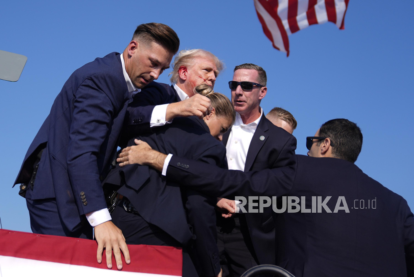 Mantan Presiden Donald Trump dikelilingi oleh para Agen Dinas Rahasia AS saat terjadi upaya pembunuhan.