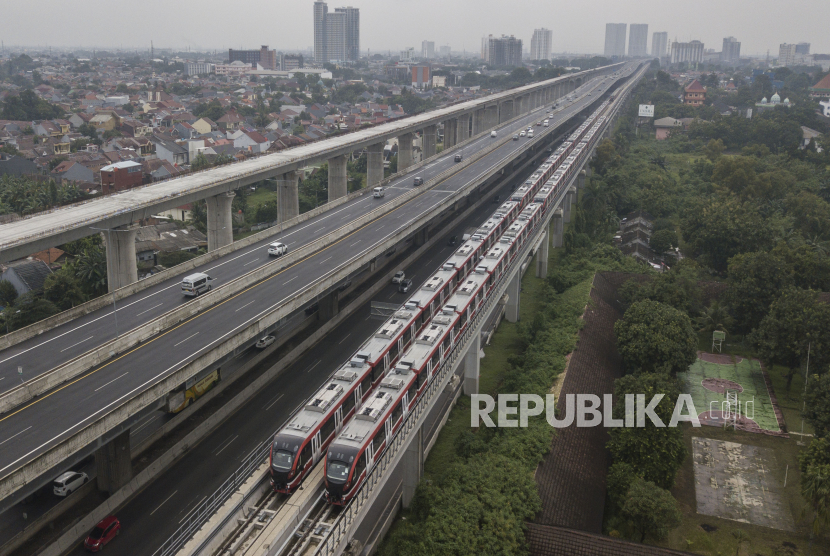 Foto udara kereta LRT (Light Rail Transit) terparkir di Bekasi, Jawa Barat, Selasa (18/1/2022). Progres pembangunan depo LRT Bekasi telah mencapai 84,76 persen dan untuk keseluruhan pembangunan LRT Jabodebek telah mencapai 88,69 persen. 