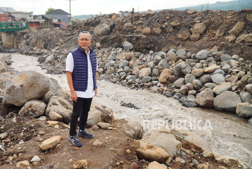 Ketua Umum PAN Zulkifli Hasan atay Zulhas saat mengunjungi lokasi banjir bandang di Kabupaten Agam, Sumatera Barat, Kamis (23/5/2024). 