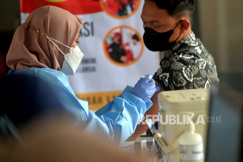 Warga mengikuti vaksinasi Covid-19 booster di Klinik Mediska Yogyakarta.