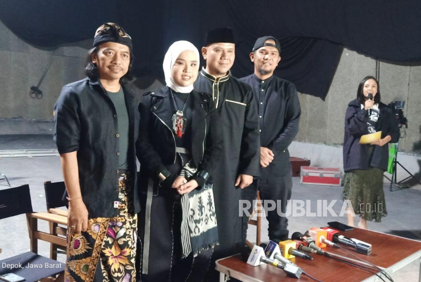 Dari kiri ke kanan: Dewa Budhana, Putri Ariani, Fadly Padi, dsn Fajar Nugros saat peluncuran OST Film Hamda dan Siti Raham Vol 2 di Jakarta, Kamis (16/11/2023).