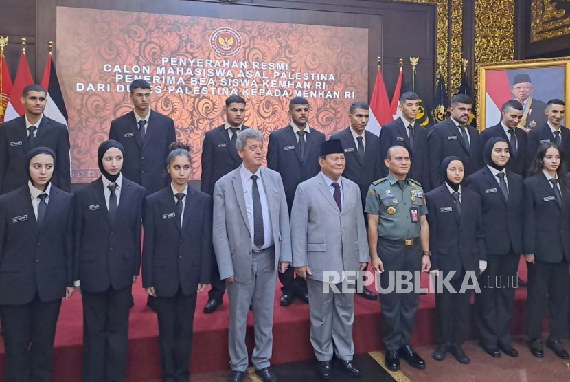 Menteri Pertahanan RI Prabowo Subianto (tengah) saat menerima Mahasiswa Kadet Palestina di Kantor Kemenhan, Jakarta Pusat, Rabu (8/11/2023).