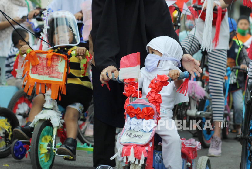 Sejumlah anak berkeliling komplek sambil mengayuh sepeda hias dengan memakai masker (Ilustrasi)