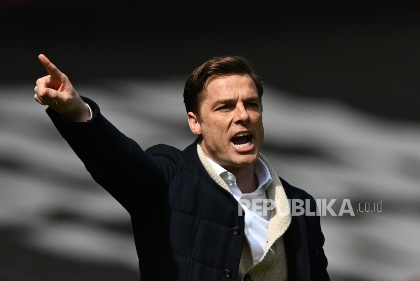 Isyarat manajer Fulham Scott Parker selama pertandingan sepak bola Liga Utama Inggris antara Arsenal FC dan Fulham FC di London, Inggris, 18 April 2021.