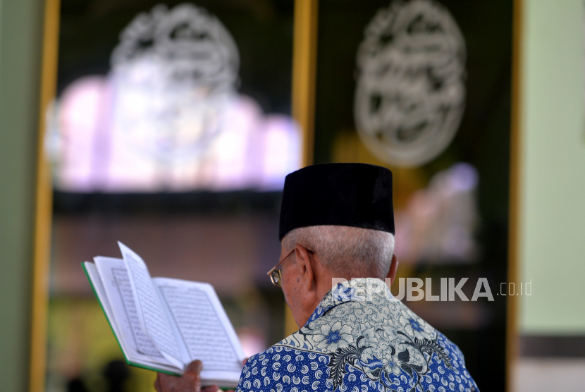 Jamaah mengikuti Semaan Alquran di Masjid Agung Magelang, Jawa Tengah, Selasa (12/4/2022). Tafsir Surat Al Hajj Ayat 46: Alquran Contohkan Orang yang Buta Hatinya