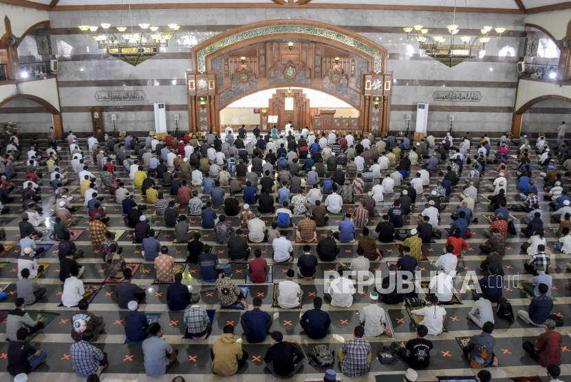 Umat muslim mendengarkan ceramah Sholat Jumat (ilustrasi). Sholat Jumat merupakan salah satu ritual pekanan yang sangat agung   