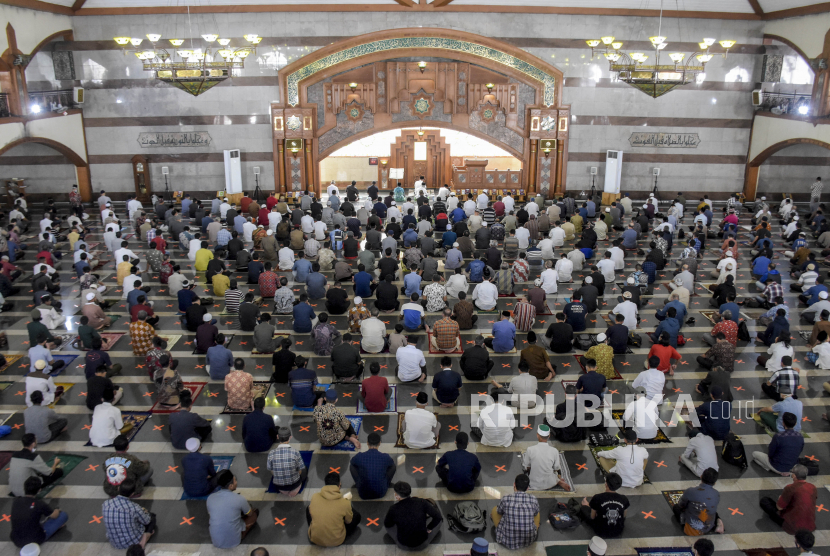 Sholat Jumat di Masjid Pusdai, Kota Bandung, (Ilustrasi). Sholat Jumat adalah ibadah mahdhah yang dicontohkan Rasulullah SAW  