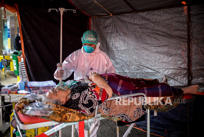 Tenaga kesehatan memeriksa pasien di tenda darurat  RSUD Chasbullah Abdulmajid Kota Bekasi, Jawa Barat, beberapa waktu lalu.