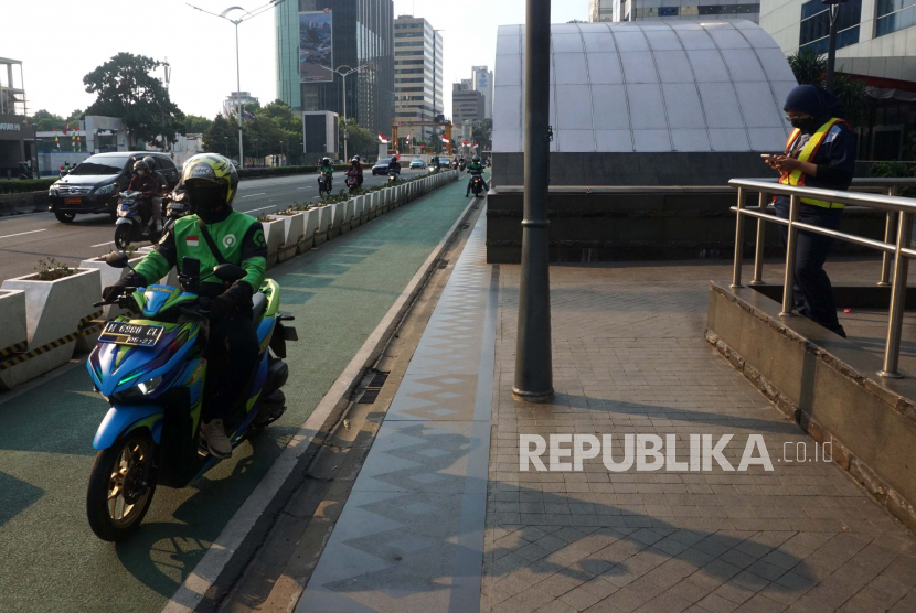 Pengemudi ojek online menunggu penumpang di Kawasan Halte MRT Budaran HI, Jakarta, Rabu (10/8/2022). Kementerian Perhubungan menetapkan aturan baru dalam tarif ojek online (ojol) yang diklasifikasi melalui sistem zonasi. Rencananya, pemberlakuan tarif baru ini dilakukan mulai 14 Agustus 2022. Prayogi/Republika.