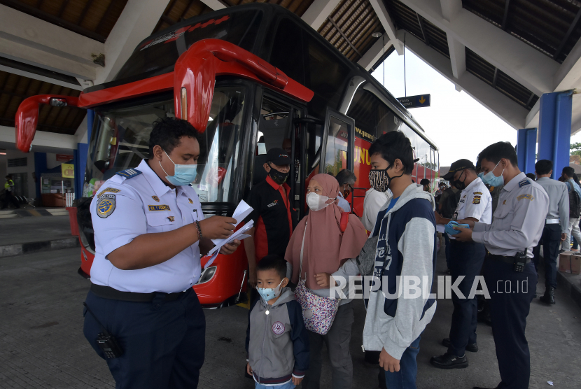 Petugas memeriksa surat keterangan sehat bebas COVID-19 milik penumpang bus saat pengetatan arus balik Lebaran di Terminal Tipe A Mengwi, Badung, Bali, Senin (24/5/2021). Kegiatan pengetatan arus balik Lebaran yang dimulai pada 18-24 Mei 2021 di terminal terbesar di Bali tersebut diperpanjang hingga 31 Mei 2021 sebagai upaya mencegah penularan COVID-19 dan mengantisipasi terjadinya klaster baru COVID-19.