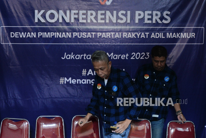 Ketua Umum Partai Rakyat Adil Makmur (Prima) Agus Jabo Priyono (kiri) bersama Sekjen Prima Dominggus Oktavianus Tobu Kiik (kanan) bersiap menyampaikan konferensi pers di Jakarta, Jumat (3/3/2023). 