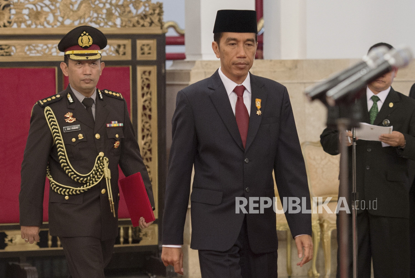 Presiden Joko Widodo (kanan) akan melakukan pelantikan menteri dan pejabat baru pada Rabu (28/4) sore.