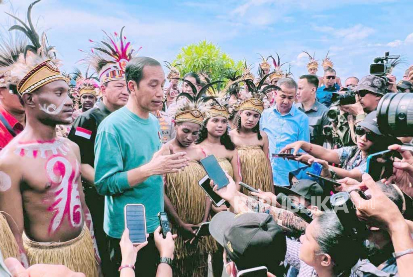 Presiden Joko Widodo (Jokowi) saat membuka sekaligus meresmikan Papua Street Carnival di area Kantor Gubernur Papua, Kota Jayapura, Jumat (7/7/2023).