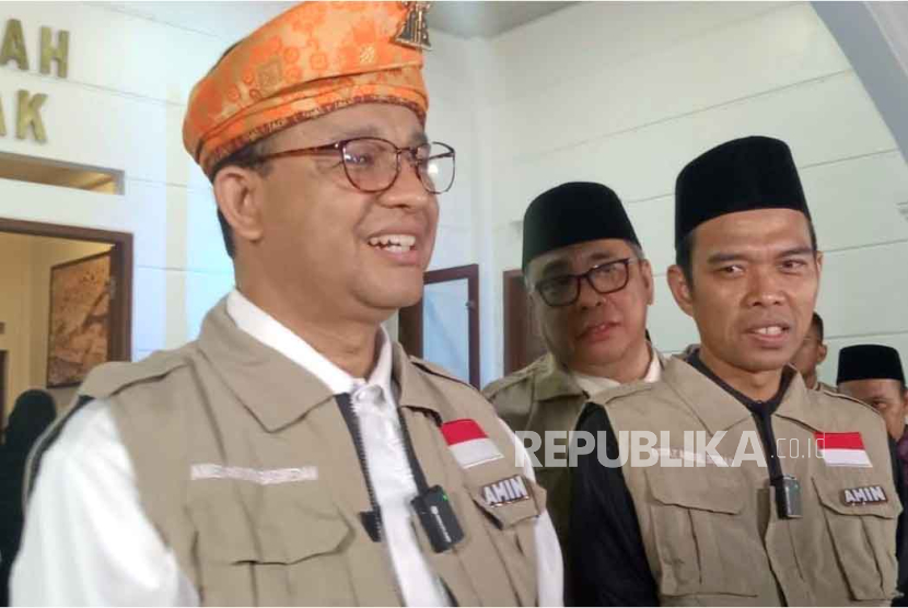 Capres nomor urut 1 Anies Baswedan saat mengunjungi kediaman Ustaz Abdul Somad (UAS) di Pekanbaru, Riau, Rabu (13/12/2023).