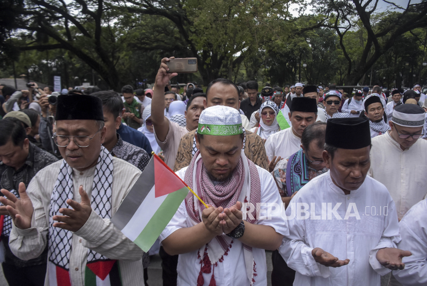Warga memanjatkan doa saat kegiatan solidaritas untuk Palestina di Plaza Balai Kota Bandung, Jawa Barat, Jumat (24/11/2023). 