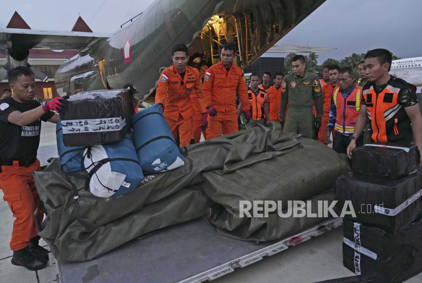Petugas penyelamat dan personel militer memuat barang bantuan yang akan dikirim ke Turki ke dalam pesawat kargo TNI AU di pangkalan udara Halim Perdanakusuma di Jakarta, Indonesia, Sabtu, (11/2/2023).