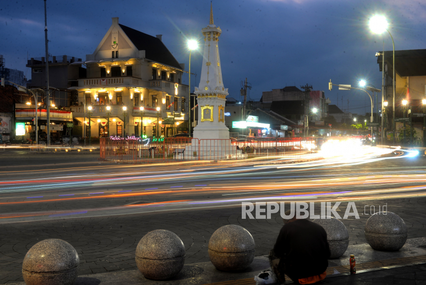 Pemandangan Tugu Pal Putih saat senja di Yogyakarta.
