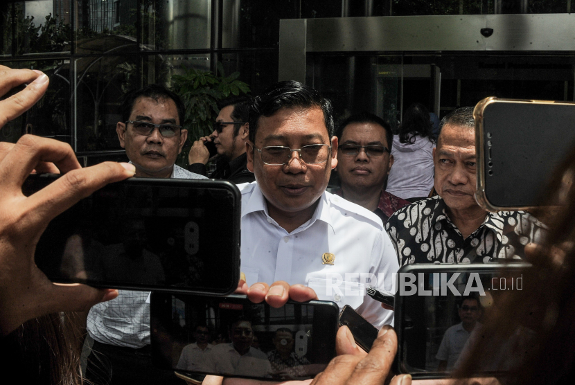 Kepala Badan Pangan Nasional (Bapanas) Arief Prasetyo Adi menjawab pertanyaan wartawan usai menjalani pemeriksaan di gedung KPK, Jakarta, Jumat (2/2/2024). 