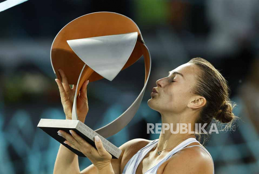 Aryna Sabalenka dari Belarusia merayakan dengan trofinya setelah menang melawan Iga Swiatek dari Polandia selama pertandingan tenis final tunggal putri Mutua Madrid Open yang diadakan di Magic Box, di Madrid, Spanyol, Sabtu (6/5/2023).