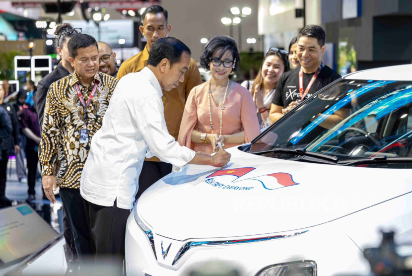 Presiden Joko Widodo (Jokowi) berkunjung dan menandatangani model VF 5 yang ditampilkan di booth VinFast di IIMS 2024 di JIExpo Kemayoran, Jakarta, Kamis (15/2/2024). 