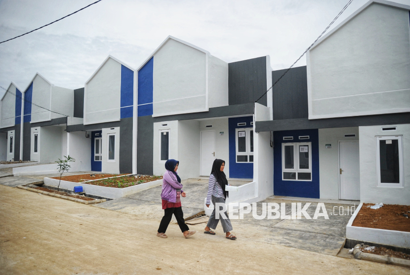 Warga melintas di depan rumah subsidi di Perumahan Graha Arraya, Cibungbulang, Kabupaten Bogor, Jumat (21/2/2025).