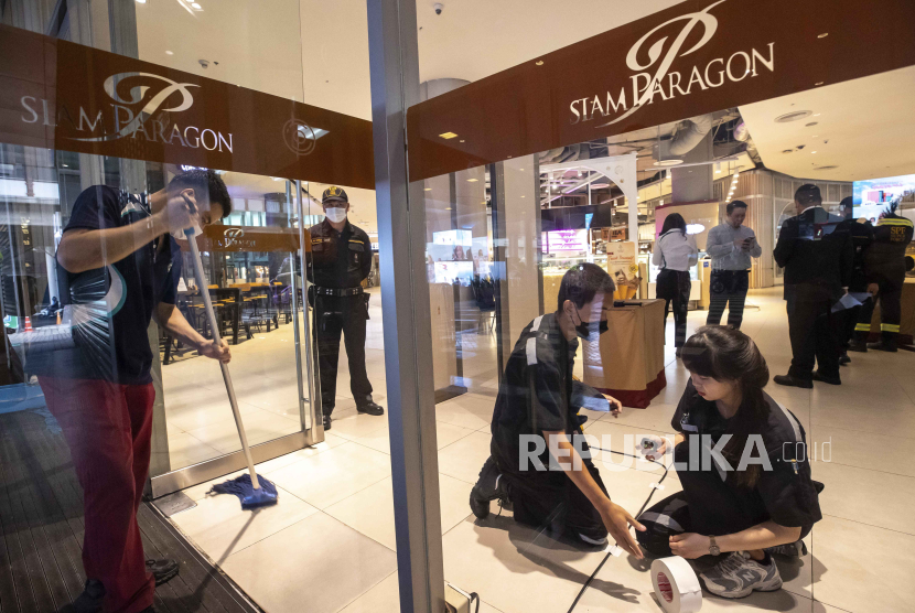Anggota staf Siam Paragon Mall memeriksa detektor logam kabel sebelum membuka mal di Bangkok, Thailand, Rabu, 4 Oktober 2023, sehari setelah seorang remaja laki-laki dengan pistol melepaskan tembakan.