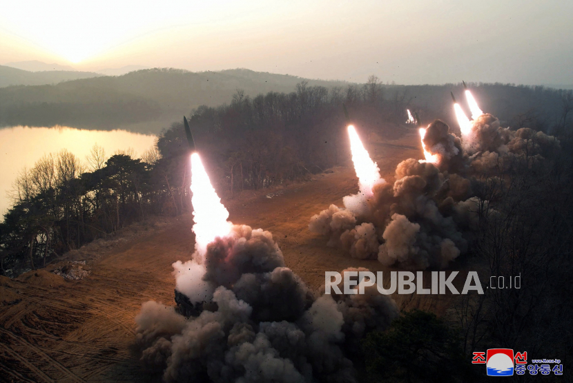  Sebuah foto yang dirilis oleh Kantor Berita Pusat Korea Utara (KCNA) resmi menunjukkan latihan artileri di lokasi yang dirahasiakan di Korea Utara, Kamis (9/3/2023) (diterbitkan Jumat (10/3/2023). Menurut KCNA, Pemimpin Tertinggi Kim Jong Un 