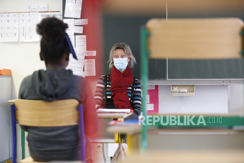 Seorang guru mengajar di Strasbourg, Prancis, Kamis (14/5). Pemerintah telah mengizinkan orang tua untuk menjaga anak-anak di rumah saat pandemi virus corona