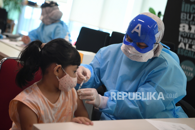 Tenaga kesehatan mengenakan topeng superhero saat menyuntikkan vaksin COVID-19 dosis kedua kepada seorang anak di Jakarta. Pertumbuhan ekonomi 2021 sebesar 3,69 persen secara tahunan. Adapun realisasi ini melesat dari target pemerintah dalam APBN 2021 yang diperkirakan sebesar lima persen.