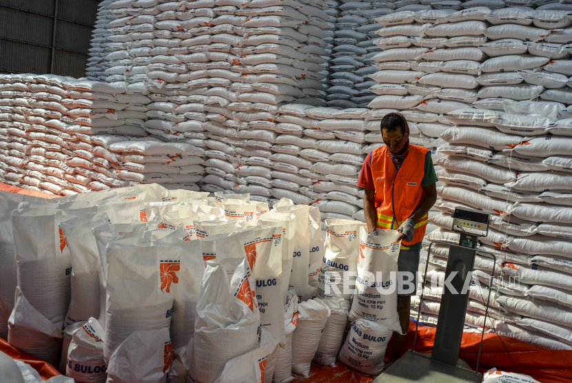 Pekerja mengemas beras di Gudang Bulog Sub divre Ciamis, Sindangrasa, Kabupaten Ciamis, Jawa Barat, Rabu (30/9/2020). Penyerapan gabah setara beras oleh Perum Bulog tembus 1,02 juta ton.