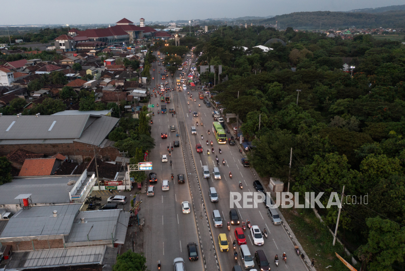 Foto udara sejumlah kendaraan melaju di simpang perbatasan jalur Pantura Semarang-Kendal, Mangkang, Jawa Tengah. Jalan lintas utama Jalur Pantura ruas Semarang-Jakarta ramai lancar.
