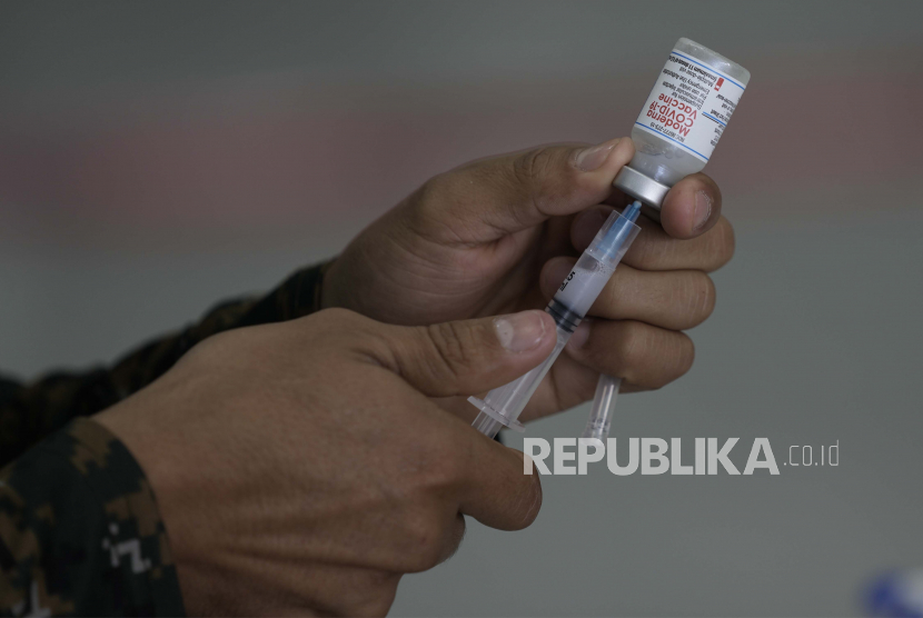 Seorang petugas kesehatan menyiapkan dosis booster vaksin Moderna untuk COVID-19 di Pangkalan Angkatan Udara di Guatemala City, Senin, 10 Januari 2022.
