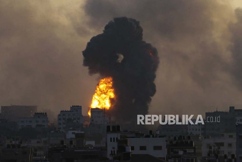 Asap membubung setelah serangan Israel di lingkungan Tal Al Hawa di Kota Gaza, 2 November 2023. 