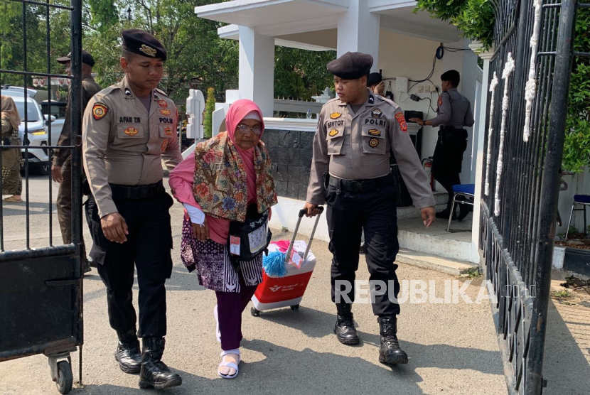 Polres Indramayu berikan pengamanan dan pelayanan kepada calhaj kloter 19 asal Kabupaten Indramayu, Selasa (28/5/2024). 