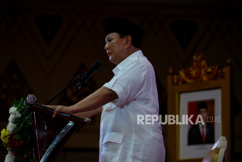 Bakal Calon Presiden Prabowo Subianto menyampaikan pidato politiknya saat menghadiri acara deklarasi dukungan Relawan Setia Prabowo di Jakarta, Sabtu (7/10/2023). Dalam sambutannya, Ketua Umum Partai Gerindra mengapresiasi dukungan relawan Setia Prabowo untuk maju dalam Pilpres 2024 mendatang. Deklarasi tersebut digagas oleh hampir sebagian dari Alumni Himpunan Mahasiswa Islam (HMI).
