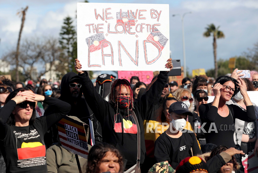 Para pemrotes berpartisipasi dalam rapat umum Black Lives Matter di Langley Park di Perth, Australia, 13 Juni 2020. Protes itu diselenggarakan untuk meningkatkan kesadaran akan kematian Aborigin dalam tahanan polisi.