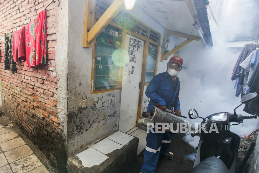 Petugas melakukan pengasapan (fogging) pada kawasan pemukiman padat penduduk untuk mencegah penyebaran penyakit Demam Berdarah Dengue (DBD) 